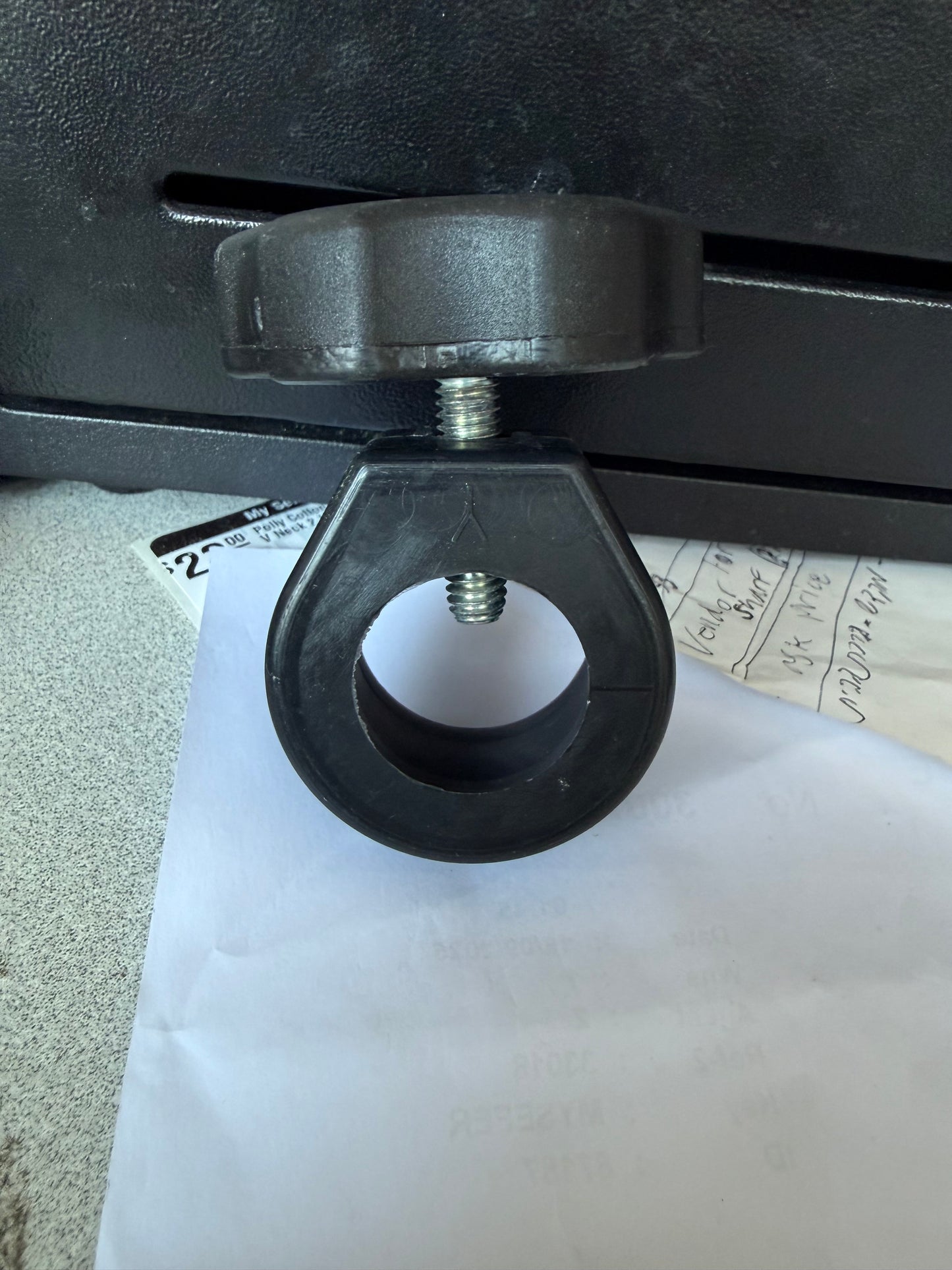 Screw for shtender