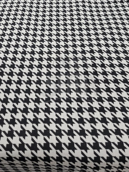Tablecloth 2970 Houndstooth Black/White 70 x 144